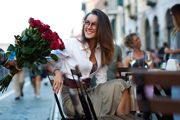 woman on street around the world feeldesain 013