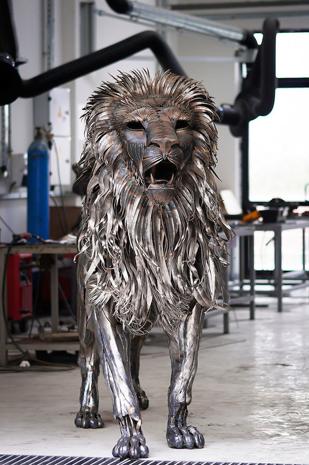 made with 4000 Pieces of Metal feeldesain 05