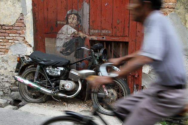 Mirrors-Street-art-in-George-Town-feeldesain-5