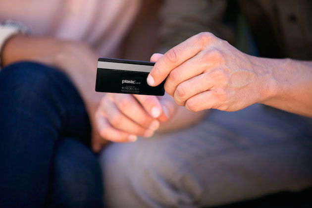 Replace your entire wallet with a single card Feel desain Plastc4
