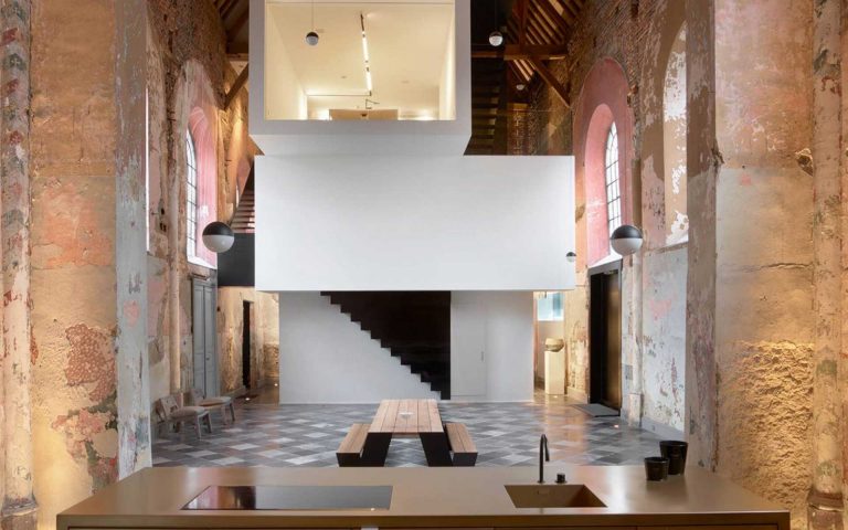Klaarchitectuur renovate a chapel into a coworking space
