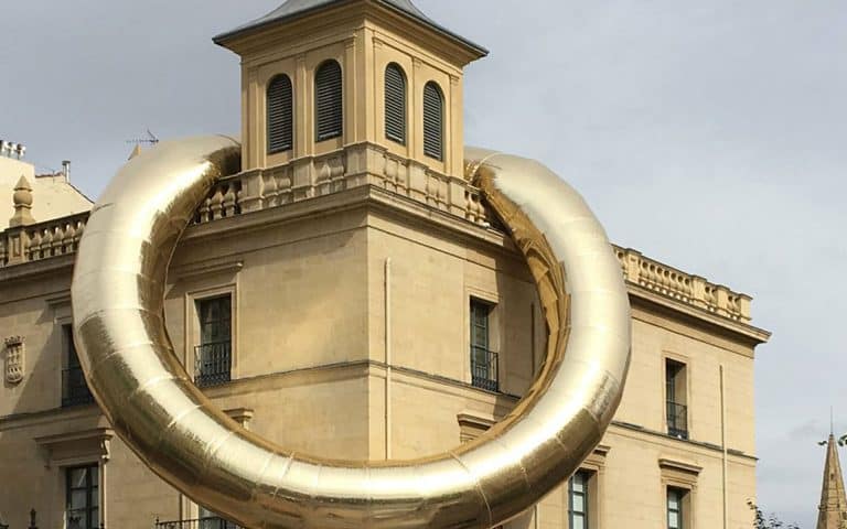 Plastique Fantastique puts a ring on it