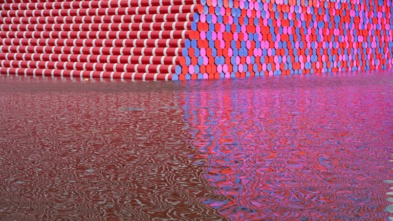 Christo unveils his new floating sculpture: “The London Mastaba”