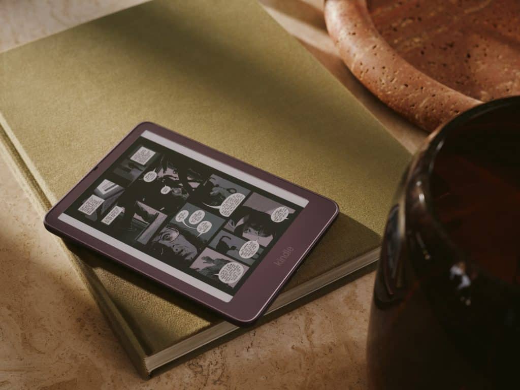 Fig coloured Kindle Colorsoft showing colour images on a green notebook