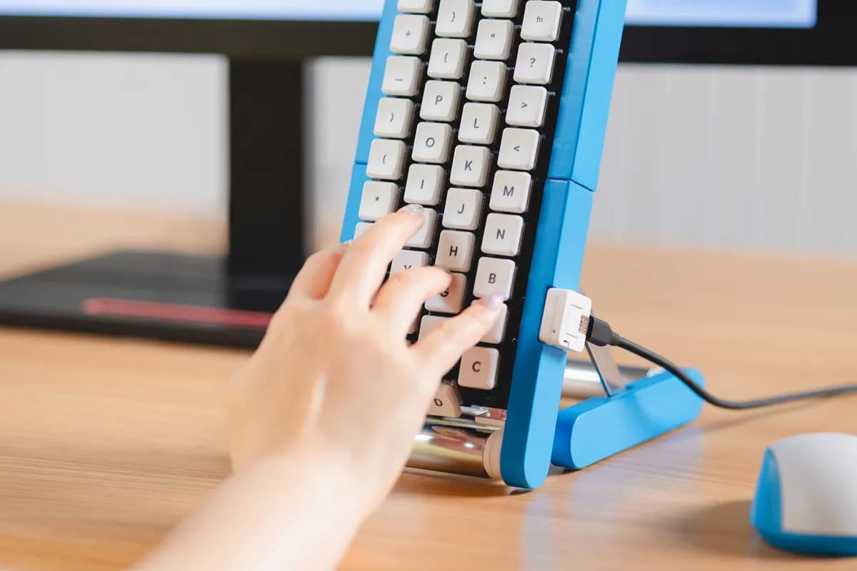 Typing with one hand on the Gboard Kurukuru Version conveyor belt keyboard